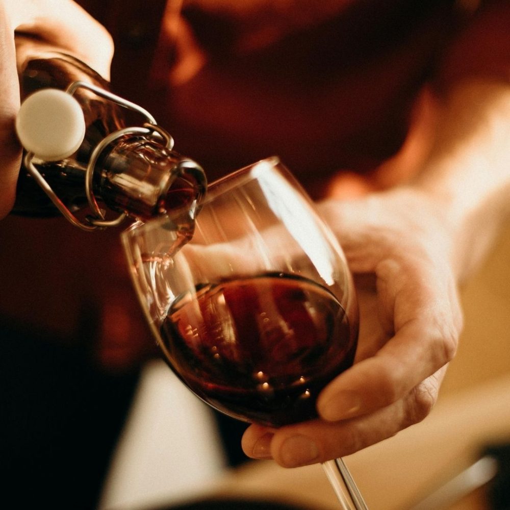 homem-servindo-vinho-em-taca-de-vidro
