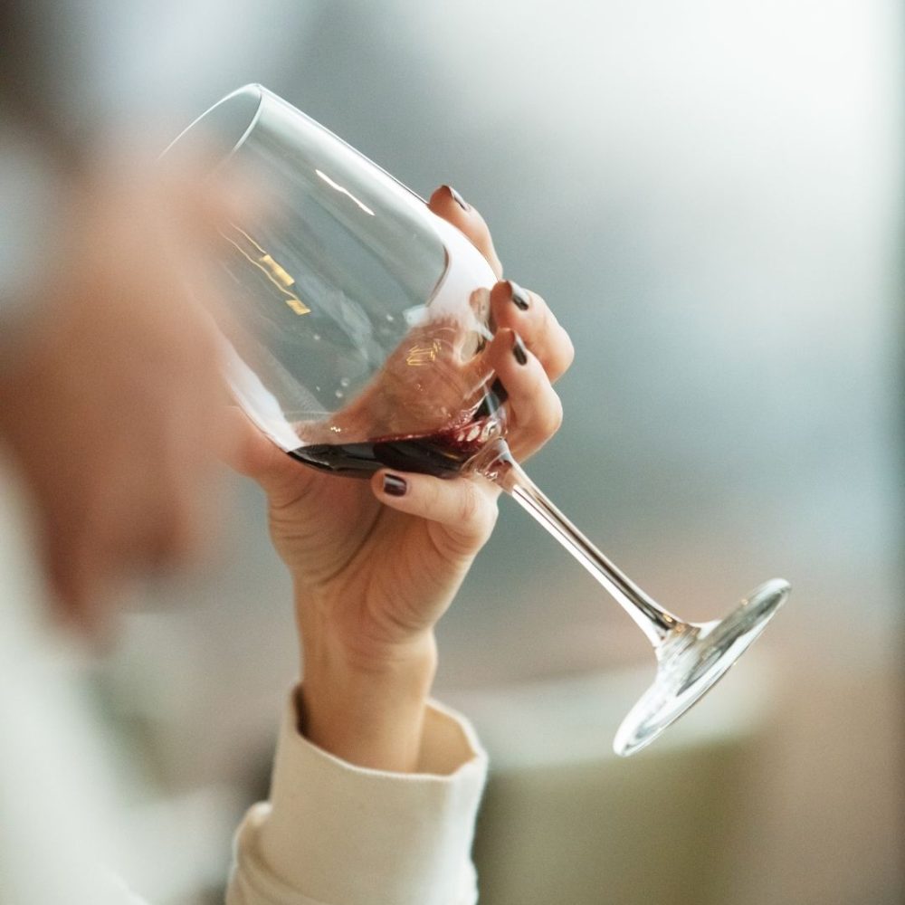mulher-degustando-vinho-tinto-rio-de-janeiro