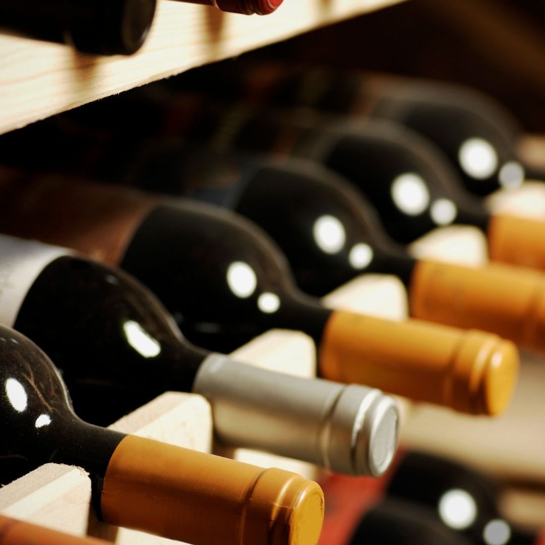 retrato-com-foco-nas-garrafas-de-vinho